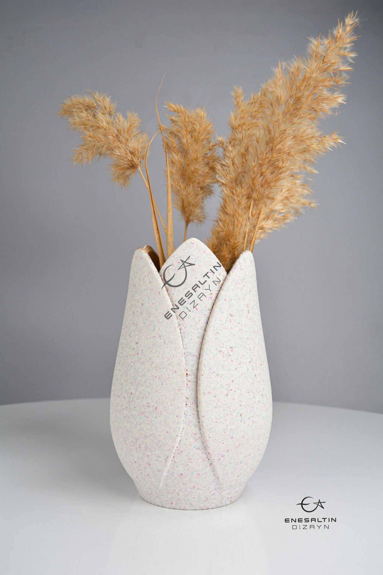 Özel Tasarım Taş Dokulu Beyaz Renk Lale Vazo